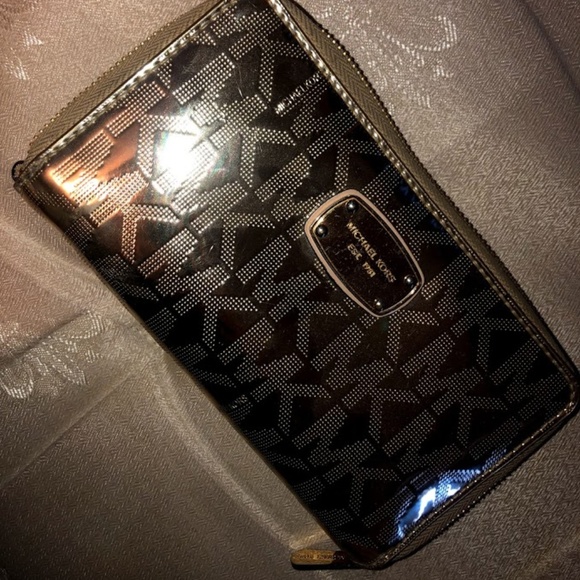 Michael Kors Wallet - Picture 1 of 3